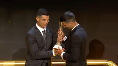 ФОТО. Роналду вручил Джоковичу специальную награду на Globe Soccer Awards
