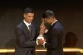 ФОТО. Роналду вручил Джоковичу специальную награду на Globe Soccer Awards