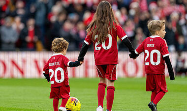 ВИДЕО. Дети погибшего Диогу Жоты вывели на матч капитана Ливерпуля