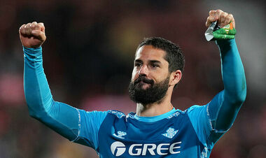 Капитан перенес операцию: Бетис сообщил о состоянии лидера