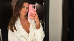 ФОТО. Італійська журналістка оголила розкішні груди