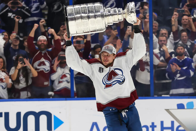 17 сезонів в НХЛ. Зірковий гравець Колорадо завершив кар'єру