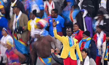 ФОТО. Фанат сборной ДР Конго простоял на трибуне весь матч как статуя
