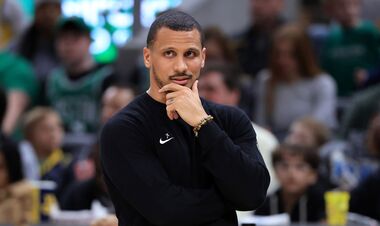 Він робить це цікаво. В НБА тренер оскаржив фол, аби почути пояснення судді