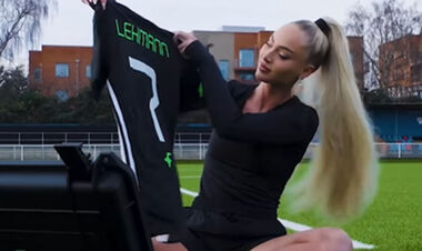 ВИДЕО. Самая сексуальная футболистка повторила легендарный трюк Роналдиньо