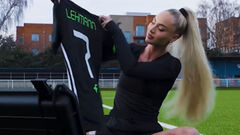 ВИДЕО. Самая сексуальная футболистка повторила легендарный трюк Роналдиньо