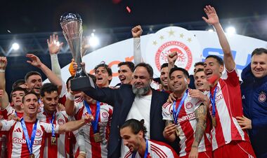 ФОТО. Яремчук показав трофей після перемоги в Суперкубку Греції