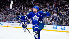 НХЛ. Рекорд Мэттьюза, новый лидер Востока, победы Айлендерс и Колорадо