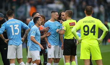 ВИДЕО. Конте всех успокаивал. Матч Лацио и Наполи завершился потасовкой