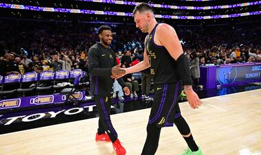 Виходить на майданчик попри сильний біль. Зірка Лейкерс грає з травмою