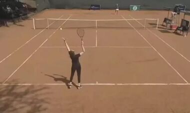 ВІДЕО. Ганьба року: тенісистка, яка зовсім не вміє грати, виступила на ITF