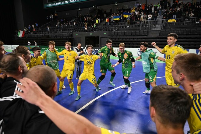 ФОТО. Як збірна України U-19 святкувала перемогу над Італією