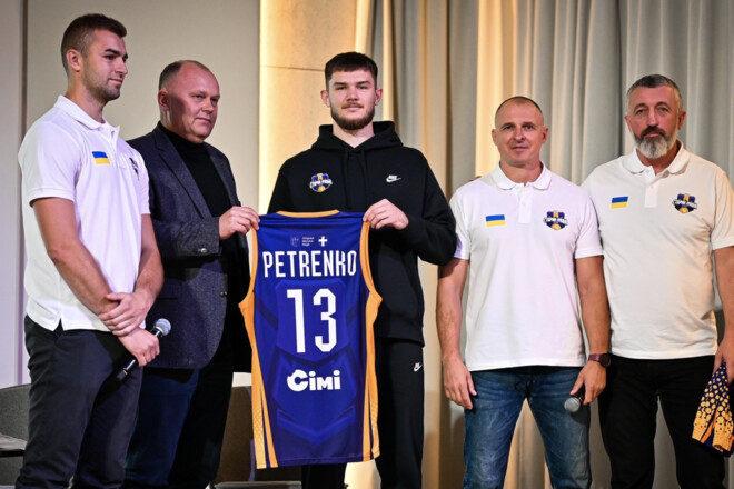 Новий склад та логотип. Старий Луцьк провів презентацію команди