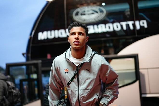 ФОТО. Шахтар прибув на стадіон на гру Ліги конференцій та провів розминку