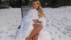 ФОТО. Італійська журналістка роздяглася в горах і показала красу