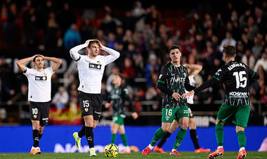 Три травмы в матче и пенальти. Валенсия осталась в зоне вылета Ла Лиги