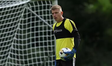 Провальний старт. Український воротар пропустив 3 м'ячі в дебютній грі