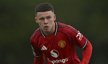 ФОТО. Сыну Руни запретили играть в любимых бутсах за МЮ. Почему?