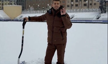 ВИДЕО. Легенду Барселоны застали за расчисткой снега. В Андорре