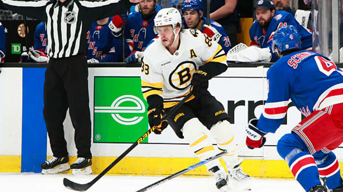 Нереальный матч Бостона в НХЛ с 12 шайбами, победы Детройта и Вегаса