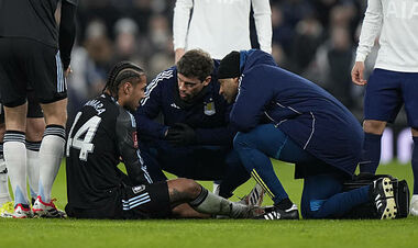 Удар коліном у коліно. Хавбек Астон Вілли отримав болісну травму