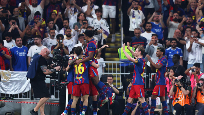 ВИДЕО. Рафинья вывел Барсу вперед в финале Суперкубка Испании против Реала