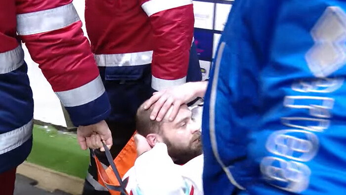 Хоккеиста Крижинки госпитализировали с матча после потери сознания