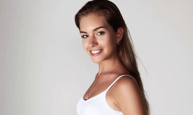 ФОТО. Українська журналістка показала свої 18 років. Вогняна красуня