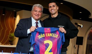 ФОТО. Барселона презентовала Жоау Канселу. Он взят в аренду
