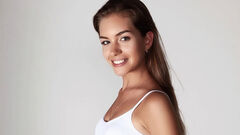 ФОТО. Українська журналістка показала свої 18 років. Вогняна красуня