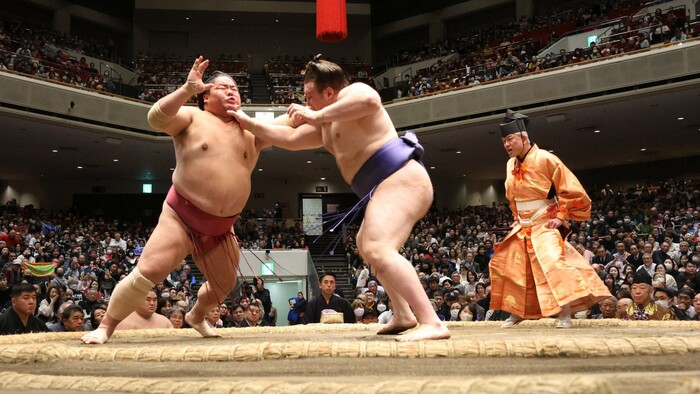 Hatsu Basho. Явгусишин переміг одного з найнезручніших суперників