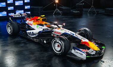 ФОТО. Команда Формулы-1 провела презентацию новых цветов болида