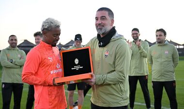 ФОТО. Бразилец Невертон получил награду за лучший гол Шахтера в 2025 году