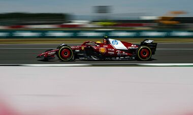 У Феррари будет красно-белая ливрея. Появились изображения формы Скудерии