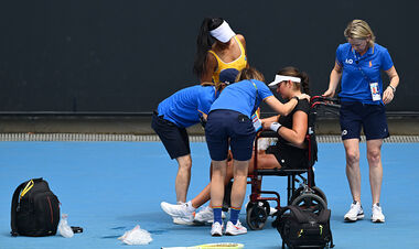 ВИДЕО. Канадская теннисистка покинула корт на Aus Open в инвалидном кресле