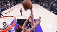 ВІДЕО. Постер-данк Сабоніса й ефектний блок-шот Сміта. Топмоменти дня в НБА