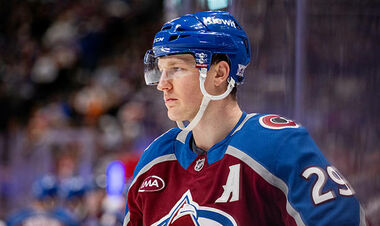 НХЛ. 1400 матчів Кросбі, 1100 очок Маккіннона, криза Флориди