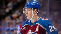 НХЛ. 1400 матчів Кросбі, 1100 очок Маккіннона, криза Флориди