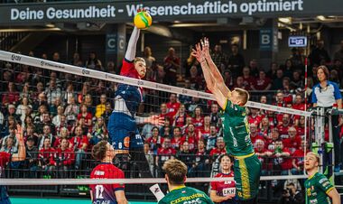 Команда украинца победила с сухим счетом и сохранила лидерство в ЛЧ