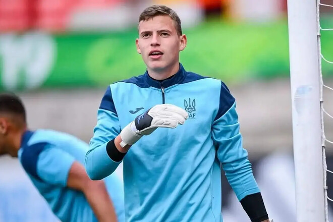 Челси и Арсенал хотели купить вратаря из Украины. Он выбрал другой путь