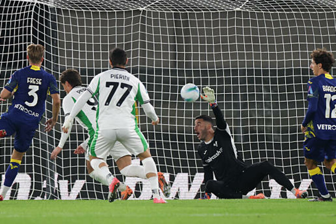 ВІДЕО. Пенальті із добиванням. Верона програла Сассуоло: старт туру Серії A