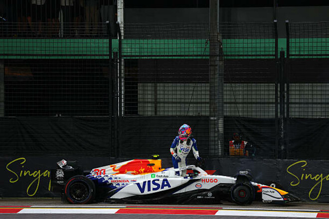 ВІДЕО. Так у Ред Булл не потрапити. Пілот Ф1 знову розбив болід у Сінгапурі