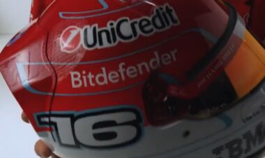 ВИДЕО. Шарль Леклер представил новый шлем на сезон-2026