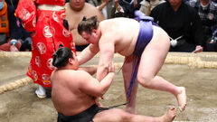 Hatsu Basho. Аонішікі продовжує лідирувати, Шіші відколовся