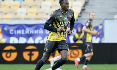 Фаал поки що залишається у клубі Рух. Чому зривається трансфер до Карпат?