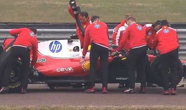 ВИДЕО. Хэмилтон на Феррари остановился на трассе. У команды проблемы?