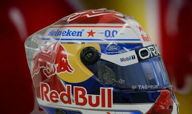 ВИДЕО. Ферстаппен представил дизайн шлема на сезон-2026