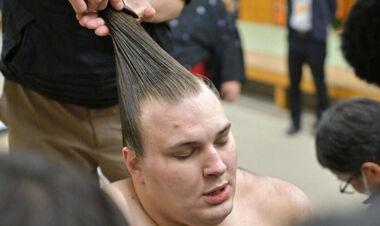 Hatsu Basho. Аонішікі програє Оносато, але перед фінальним днем лідирує