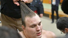 Hatsu Basho. Аонішікі програє Оносато, але перед фінальним днем лідирує