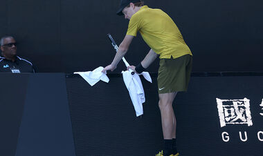 ВИДЕО. Синнер едва не снялся с матч на Australian Open 2026. Что произошло?